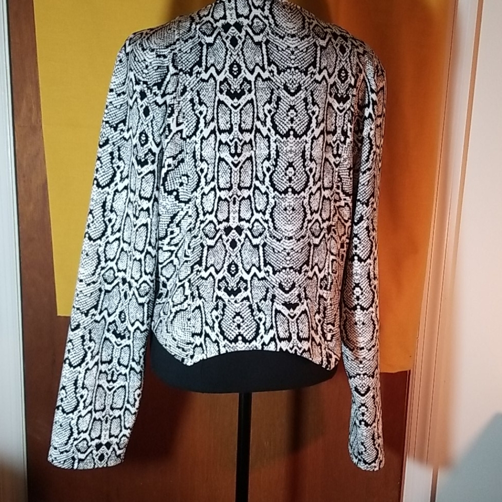 Black/White Design - Picture 2 of 6